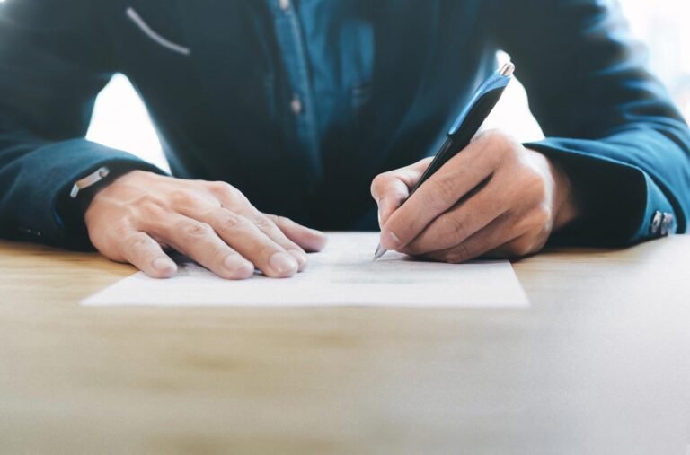 découvrez toutes les informations essentielles sur la résiliation de bail en 2025 : démarches, délais, modèles de lettre et conseils pratiques pour quitter votre logement en toute sérénité.